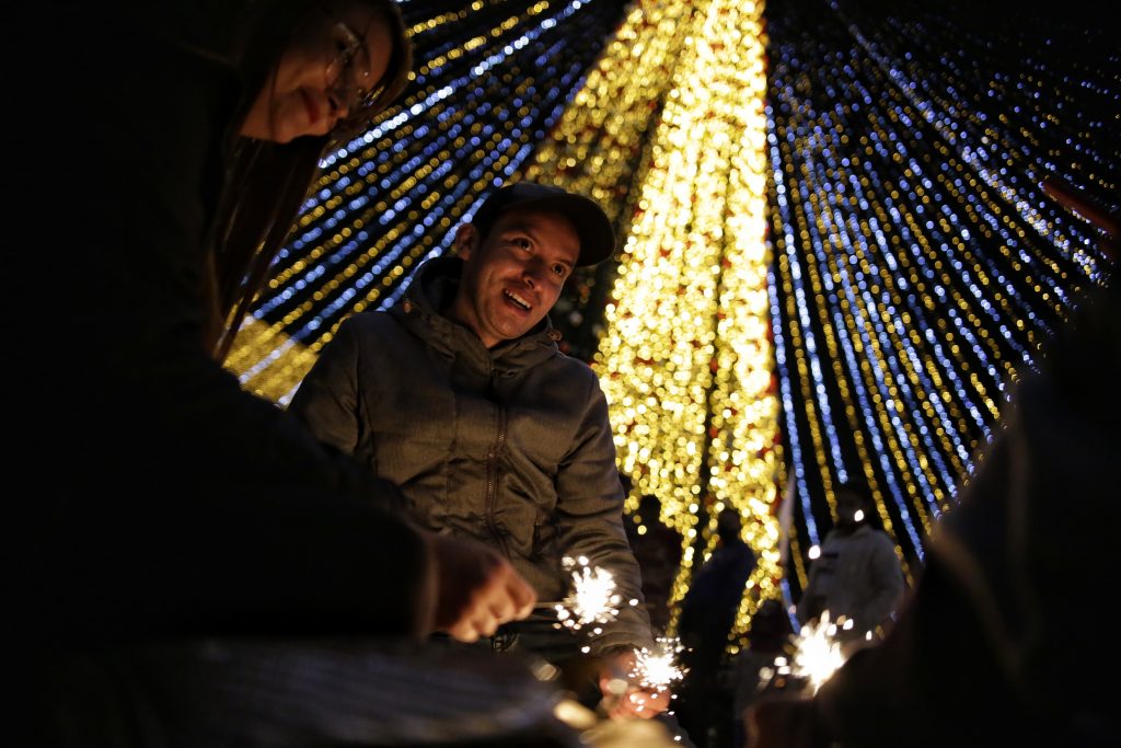 Mire la razón por la qué se celebra el Día de las Velitas 2 Mire la razón por la qué se celebra el Día de las Velitas Hoy 7 de diciembre, miles de colombianos encienden luces en las fachadas de sus casas para celebrar el Día de la Velitas, ¿qué hay detrás de está tradición?