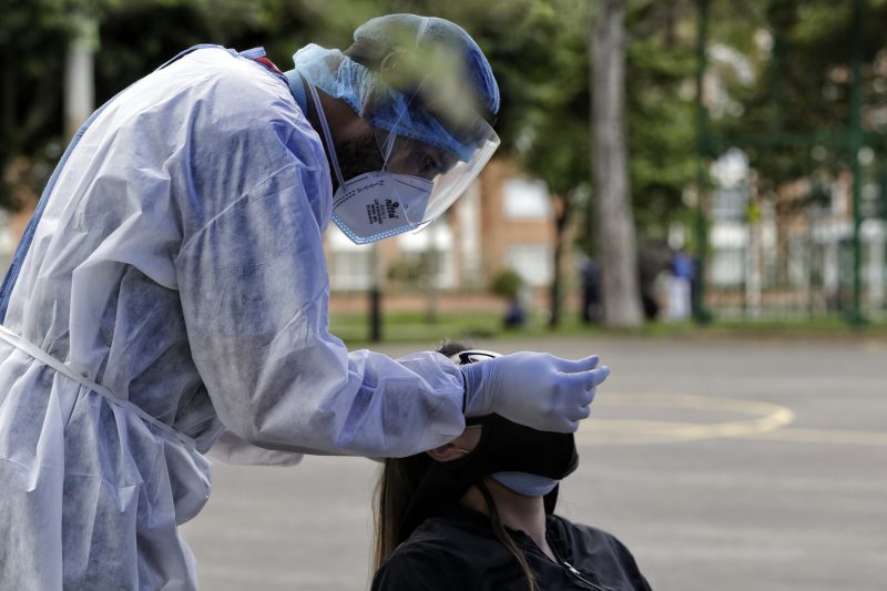 Ante la alarmante expansión de Ómicron 2 Ante la alarmante expansión de Ómicron La Alta Autoridad Sanitaria (HAS) de Francia recomendó, en las últimas horas, reducir a tres meses la aplicación de la tercera dosis de refuerzo, esto ante la alarmante expansión de la variante Ómicron.