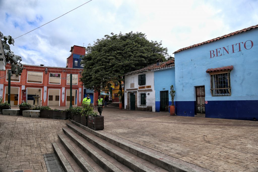 La Candelaria primera área turística sostenible 2 La Candelaria primera área turística sostenible Esta semana el histórico barrio de La Candelaria, en el centro de Bogotá, recibirá la acreditación como primer Área Turística Sostenible, por parte del Ministerio de Comercio, Industria y Turismo, a través de la Dirección de Calidad y Desarrollo Sostenible.