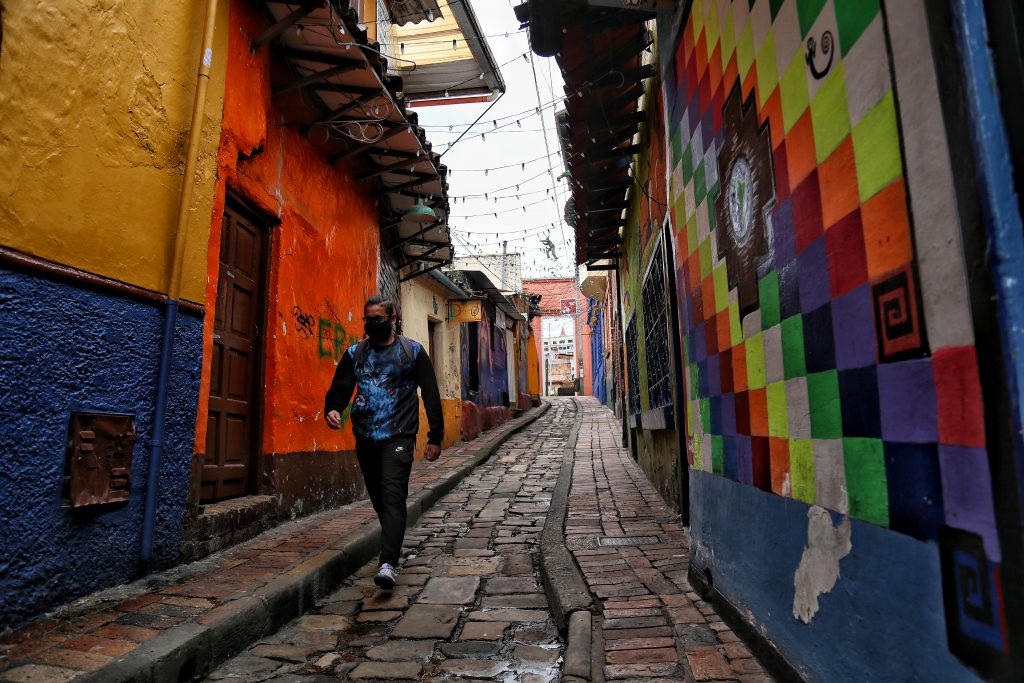 La Candelaria primera área turística sostenible 1 La Candelaria primera área turística sostenible Esta semana el histórico barrio de La Candelaria, en el centro de Bogotá, recibirá la acreditación como primer Área Turística Sostenible, por parte del Ministerio de Comercio, Industria y Turismo, a través de la Dirección de Calidad y Desarrollo Sostenible.