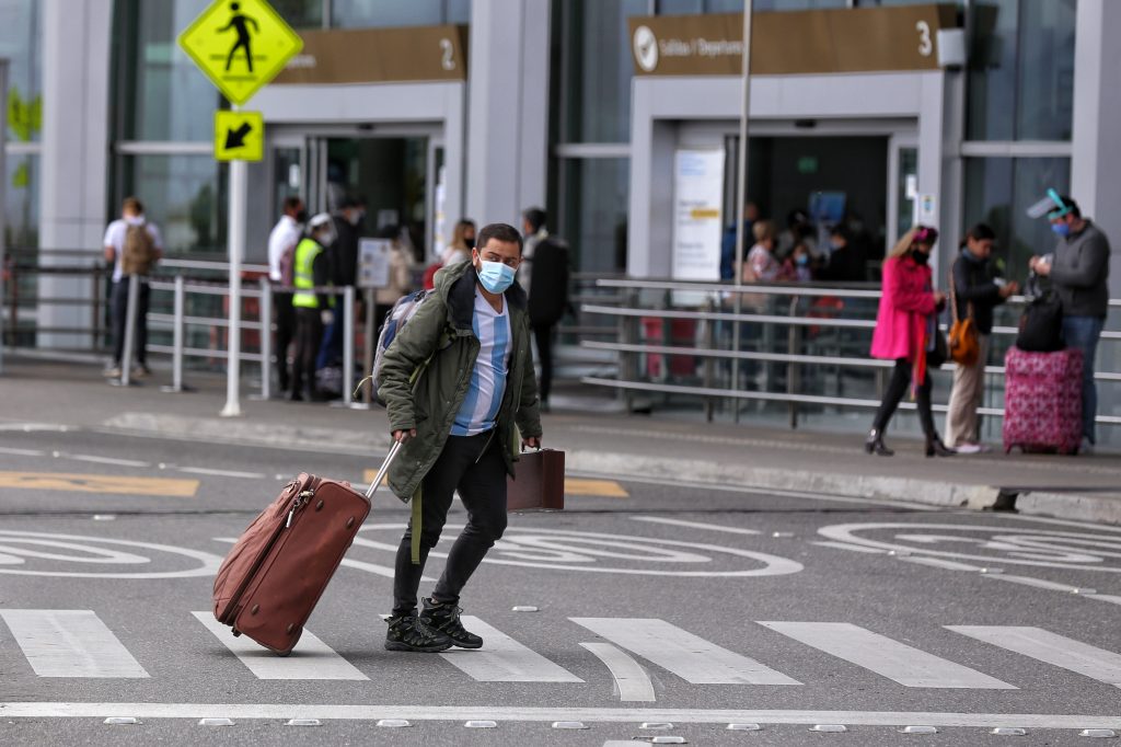 Turistas extranjeros deberán presentar carné de vacunas Los turistas, es decir los extranjeros no residentes en Colombia, podrán ingresar al país a partir del 14 de diciembre solo si cuentan con el carné de vacunación en el que acrediten el inicio de un esquema de vacunación contra el covid-19.