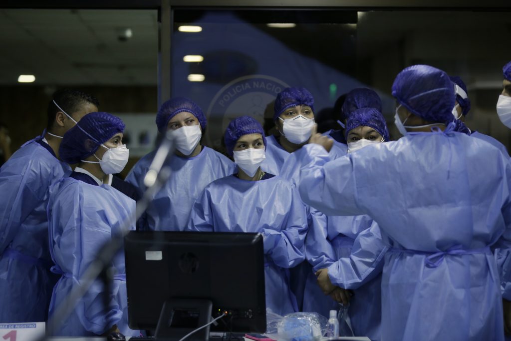 MinSalud y el INS hablaron sobre posible presencia de Ómicron 6 MinSalud y el INS hablaron sobre posible presencia de Ómicron La variante Ómicron viene causando zozobra entre las entidades de salud del mundo, pues aún no se sabe su alcance, si es más contagiosa que otros linajes, si es más letal, y si, incluso, logra afectar a las personas aún cuando ya estén vacunadas o se hayan infectado.