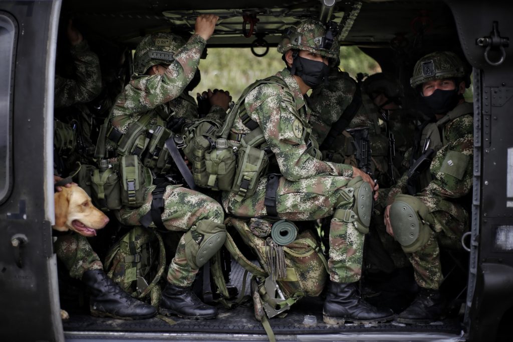 21 integrantes del Ejército aceptan el asesinato de 247 civiles Veintiún militares, incluido un general, admitieron su responsabilidad en la ejecución de cientos de civiles que presentaron como caídos en combate, según dio a conocer el tribunal de paz este viernes.
