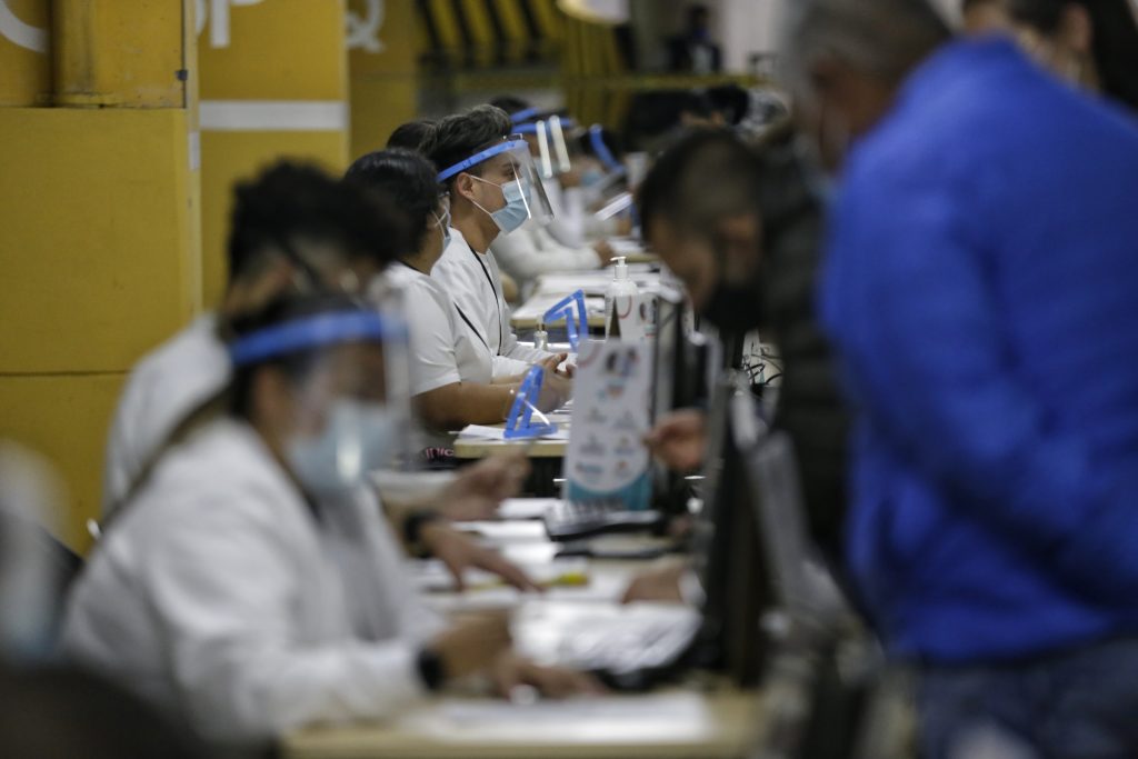 ¿Aguanta que la vacunación sea obligatoria? 2 ¿Aguanta que la vacunación sea obligatoria? Si el país quiere volver a la normalidad, una de las grandes metas de inmunización es conseguir que del 70 a 90 por ciento de la población alcance la inmunidad de rebaño. Sin embargo, apenas el 53 % de la población tiene su esquema completo y hay un porcentaje de personas que se resiste a recibir sus vacunas, pese a que ya se la ponen a personas desde los 3 años, así como terceras dosis al personal de las etapas 1 y 2.