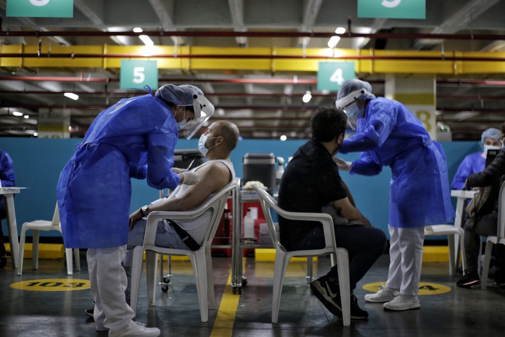 La entrada a un nuevo pico de casos COVID en Colombia es por Ómicron El ministro de Salud, Fernando Ruiz, confirmó este miércoles durante el Puesto de Mando Extraordinario, que el aumento de casos de COVID-19 en el país se debe a la circulación de la nueva variante Ómicron, la más contagiosa que circula en el mundo desde noviembre.