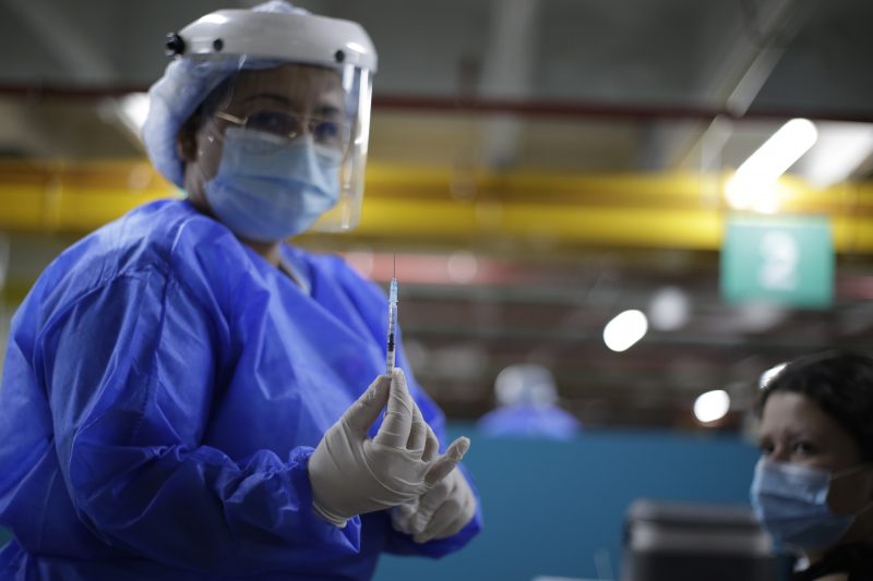Ante la alarmante expansión de Ómicron 1 Ante la alarmante expansión de Ómicron La Alta Autoridad Sanitaria (HAS) de Francia recomendó, en las últimas horas, reducir a tres meses la aplicación de la tercera dosis de refuerzo, esto ante la alarmante expansión de la variante Ómicron.