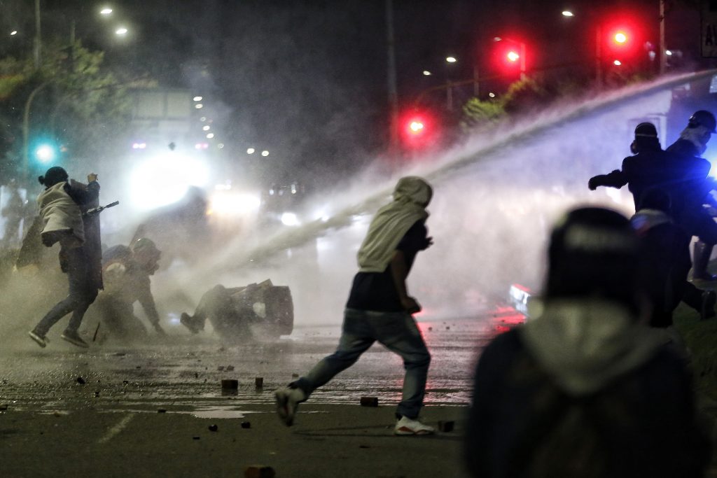 "Ofrezco perdón por no prevenir una tragedia semejante", alcaldesa “Los días 9 y 10 de septiembre de 2020, la Policía Nacional de Colombia reaccionó de forma desproporcionada, ilegal y apartada del principio de humanidad, en la atención de las manifestaciones ciudadanas ocurridas en Bogotá y Soacha, donde se presentaron protestas por el asesinato de Javier Ordóñez en un procedimiento policial”.