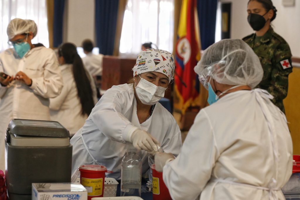 La meta es alcanzar 90% de esquemas completos contra COVID-19 5 La meta es alcanzar 90% de esquemas completos contra COVID-19 Con el fin de aumentar la velocidad en el ritmo de vacunación contra el COVID-19 en Bogotá, la Alcaldía Mayor, por medio de la Secretaría de Salud, implementó el plan 'Reto 90', el cual busca alcanzar el 90% de esquemas completos.