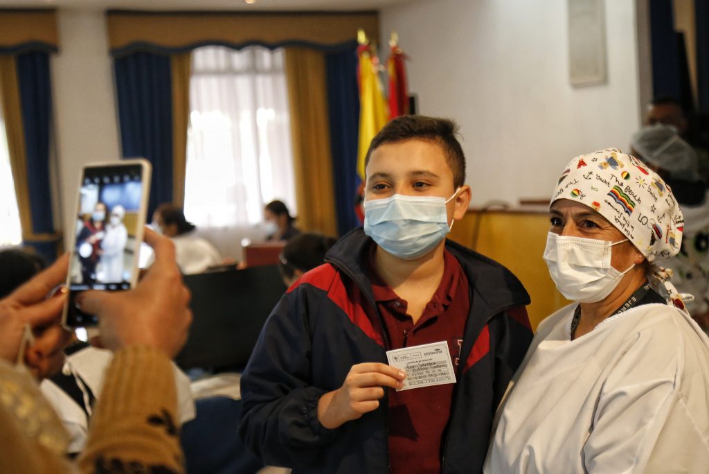 Esperan vacunar a todos los niños para un regreso escolar seguro En mes y medio, Colombia ha vacunado a 2.4 millones de niños y niñas, sin embargo, la meta del Gobierno Nacional es alcanzar el total de esta población para garantizar una presencialidad escolar segura para el próximo año.