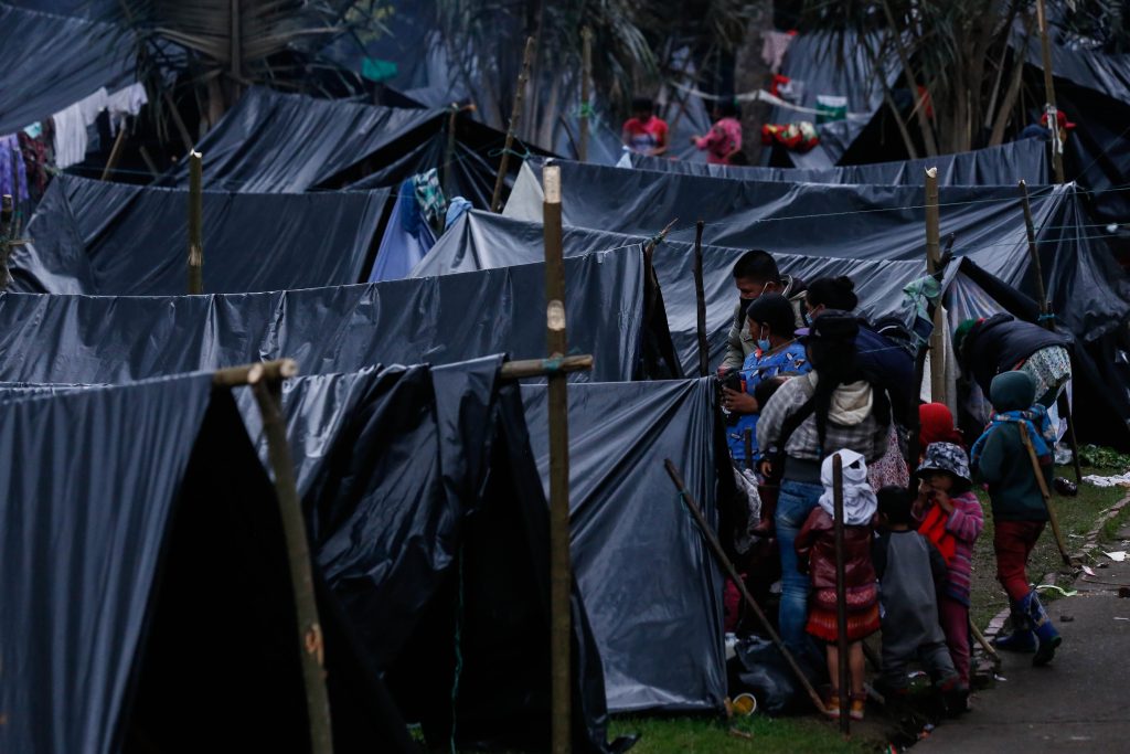 130 familias de la comunidad Embera empiezan a retornar 2 130 familias de la comunidad Embera empiezan a retornar Después de largas semanas en una forzosa estadía en Bogotá, este miércoles la Alcaldía Mayor informó que los integrantes de la comunidad indígena Embera que se habían asentado en un parque capitalino, retornarán a su territorio.