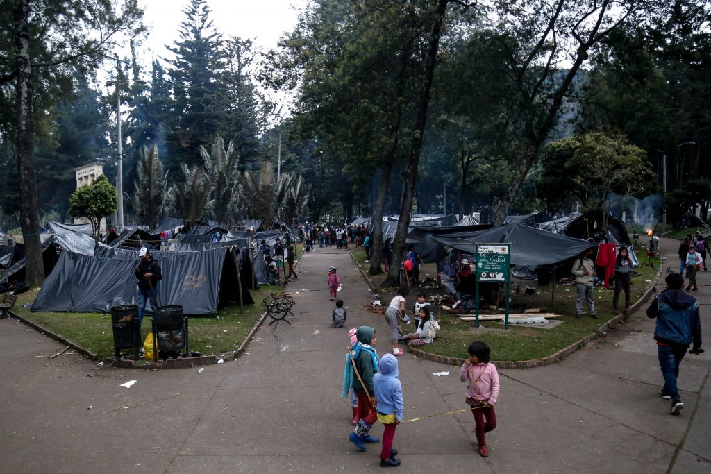 130 familias de la comunidad Embera empiezan a retornar 3 130 familias de la comunidad Embera empiezan a retornar Después de largas semanas en una forzosa estadía en Bogotá, este miércoles la Alcaldía Mayor informó que los integrantes de la comunidad indígena Embera que se habían asentado en un parque capitalino, retornarán a su territorio.