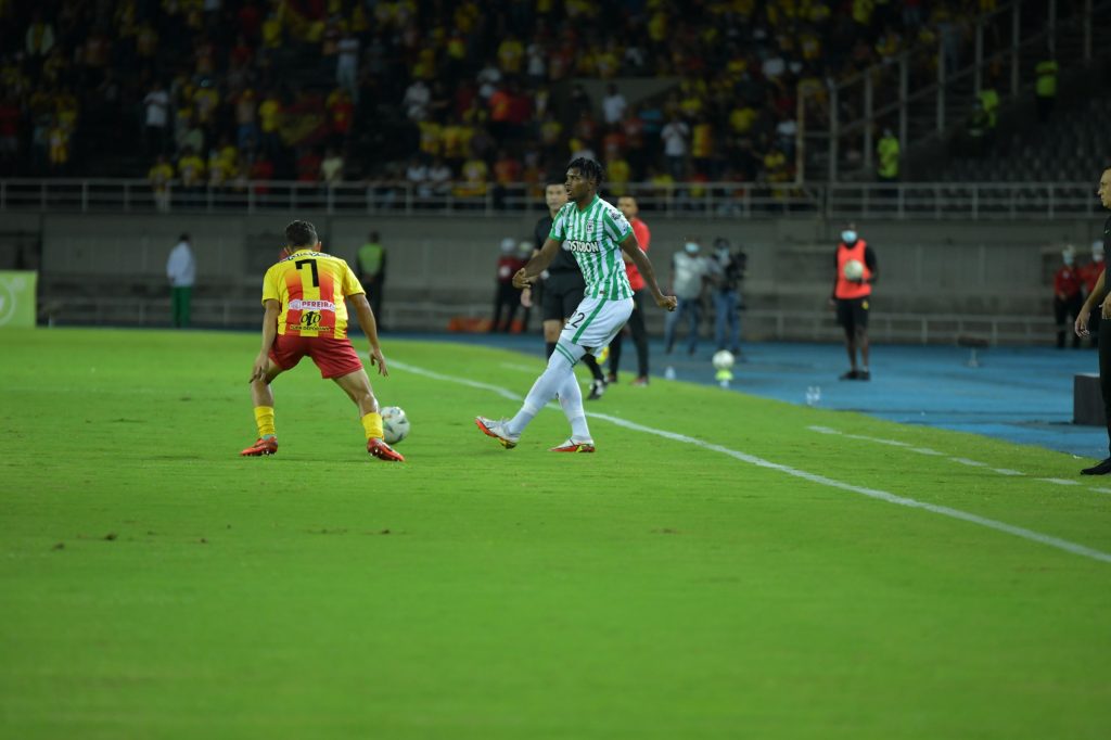 Se fueron de empates en Pereira y Barranquilla por el Grupo A Este miércoles se jugó la segunda fecha del Grupo A de los cuadrangulares semifinales de la Liga BetPlay, en los que se registraron empates, uno en Barranquilla por 2-2 entre el Atlético Junior y el Deportivo Cali, y el otro entre Deportivo Pereira y Atlético Nacional en la capital de Risaralda.