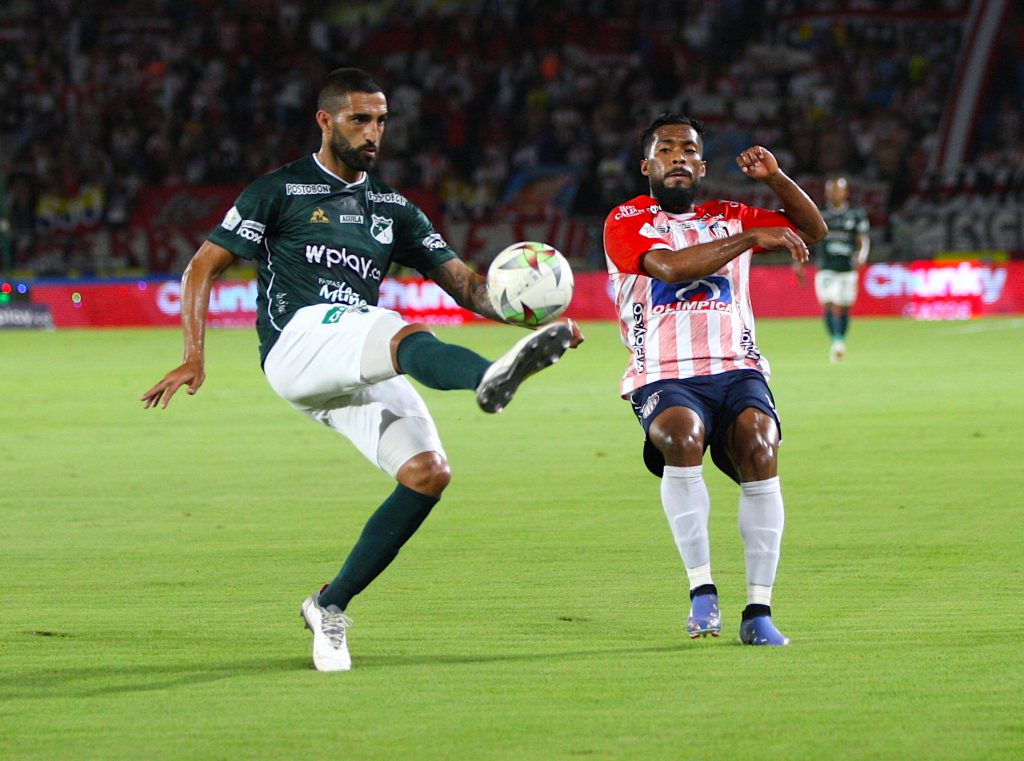 Se fueron de empates en Pereira y Barranquilla por el Grupo A Este miércoles se jugó la segunda fecha del Grupo A de los cuadrangulares semifinales de la Liga BetPlay, en los que se registraron empates, uno en Barranquilla por 2-2 entre el Atlético Junior y el Deportivo Cali, y el otro entre Deportivo Pereira y Atlético Nacional en la capital de Risaralda.