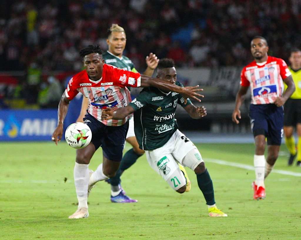 Se fueron de empates en Pereira y Barranquilla por el Grupo A Este miércoles se jugó la segunda fecha del Grupo A de los cuadrangulares semifinales de la Liga BetPlay, en los que se registraron empates, uno en Barranquilla por 2-2 entre el Atlético Junior y el Deportivo Cali, y el otro entre Deportivo Pereira y Atlético Nacional en la capital de Risaralda.
