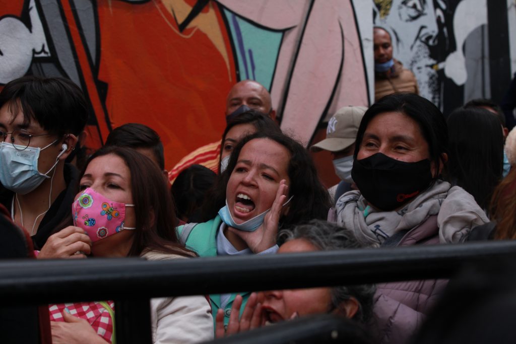 Por chichoneras en sede de la Cancillería la gente se alborotó 1 Por chichoneras en sede de la Cancillería la gente se alborotó Los cambios en la solicitud de citas para la expedición de pasaportes anunciados este jueves por la Cancillería para solucionar las congestiones que se han presentado en la sede de la Calle 53 de Bogotá, no fueron suficientes para impedir que este viernes se presentaran nuevas congestiones y protestas.