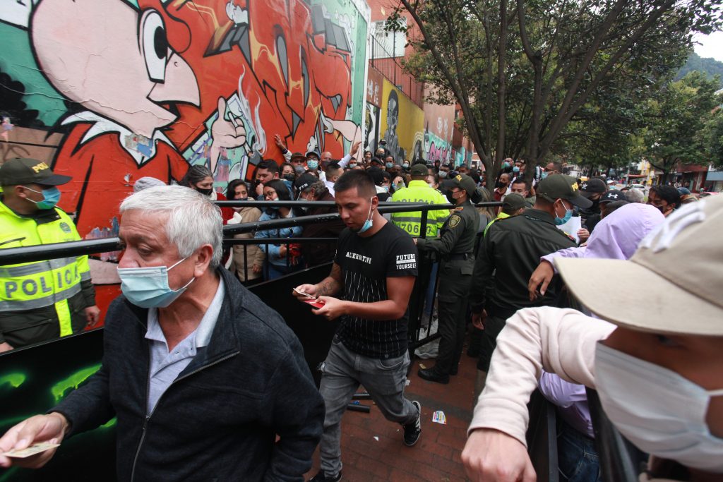 Por chichoneras en sede de la Cancillería la gente se alborotó 2 Por chichoneras en sede de la Cancillería la gente se alborotó Los cambios en la solicitud de citas para la expedición de pasaportes anunciados este jueves por la Cancillería para solucionar las congestiones que se han presentado en la sede de la Calle 53 de Bogotá, no fueron suficientes para impedir que este viernes se presentaran nuevas congestiones y protestas.