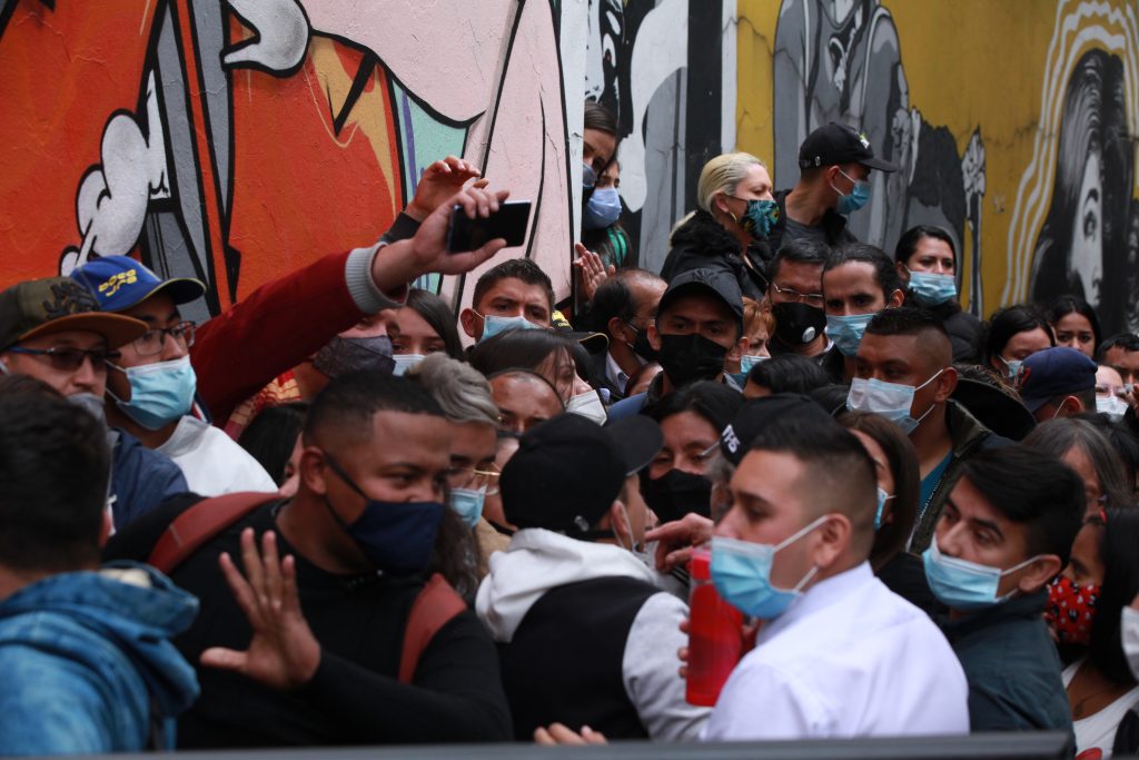 Por chichoneras en sede de la Cancillería la gente se alborotó 3 Por chichoneras en sede de la Cancillería la gente se alborotó Los cambios en la solicitud de citas para la expedición de pasaportes anunciados este jueves por la Cancillería para solucionar las congestiones que se han presentado en la sede de la Calle 53 de Bogotá, no fueron suficientes para impedir que este viernes se presentaran nuevas congestiones y protestas.