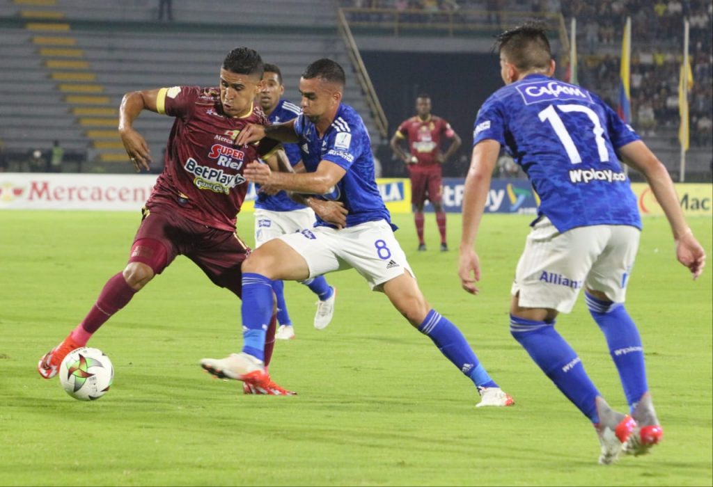 En El Campín, esta noche Millos sale a ganarle al Tolima Los equipos grandes están acostumbrados a dar golpes de autoridad en los momentos decisivos, y Millonarios no puede ser la excepción. Por eso, esta noche (8:05 p.m.), en el Estadio El Campín, frente a su fiel hinchada, el conjunto dirigido por Alberto Gamero tendrá la obligación de superar al Deportes Tolima para igualarlo en puntos en el cuadrangular B de la Liga y depender de sí mismo para regresar a una final