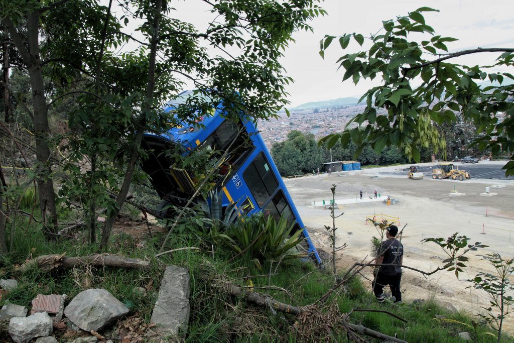 TM dice que bus accidentado estaba en condiciones para operar 1 TM dice que bus accidentado estaba en condiciones para operar Bogotá se despertó este jueves con un trágico accidente de tránsito que cobró la vida de dos personas que se encontraban al interior de un bus del Sistema Integrado de Transporte Público (SITP), el cual, por razones que se investigan, terminó cayendo a un barranco en la localidad de Ciudad Bolívar.