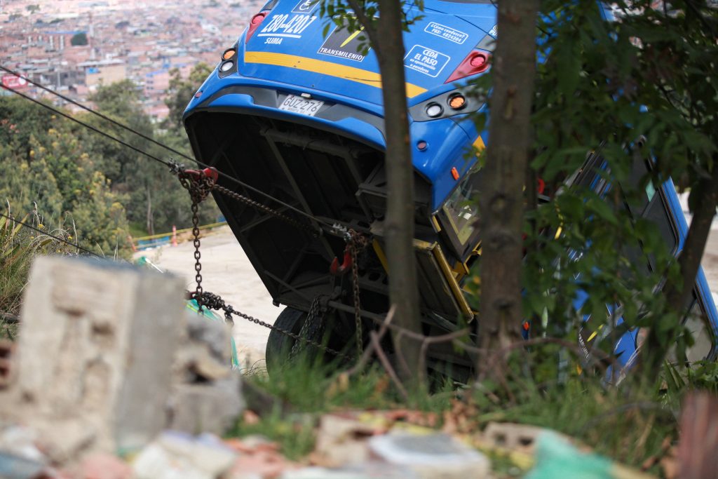 TM dice que bus accidentado estaba en condiciones para operar 2 TM dice que bus accidentado estaba en condiciones para operar Bogotá se despertó este jueves con un trágico accidente de tránsito que cobró la vida de dos personas que se encontraban al interior de un bus del Sistema Integrado de Transporte Público (SITP), el cual, por razones que se investigan, terminó cayendo a un barranco en la localidad de Ciudad Bolívar.