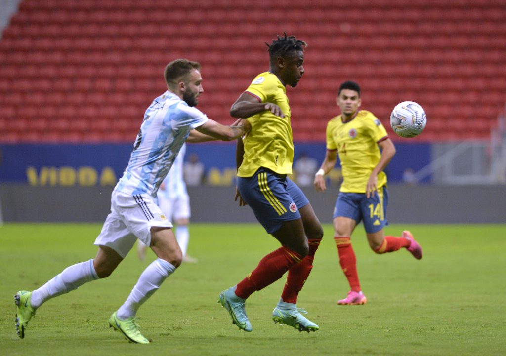 La Selección Colombia terminó 2021 en el puesto 16 de la Fifa 2 La Selección Colombia terminó 2021 en el puesto 16 de la Fifa Se acaba el año y la Federación Internacional de Fútbol Asociado (Fifa) dio a conocer este jueves la clasificación con la que las selecciones cierran 2021. Allí aparece la Selección Colombia ubicada en el puesto 16 del ránking, tras un año de altibajos.