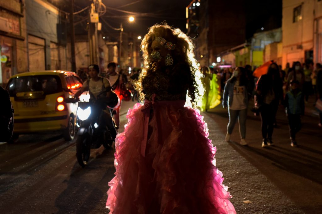 Trans tienen derecho a pensión de vejez a la misma edad que cisgénero 2 Trans tienen derecho a pensión de vejez a la misma edad que cisgénero La Sala Plena de la Corte Constitucional realizó un importante precedente en materia pensional y determinó que las personas transgénero tienen derecho a acceder a la pensión de vejez a la misma edad que lo hacen las mujeres cisgénero, es decir, aquellas mujeres que tienen identidad de género que coincide con su sexo asignado.