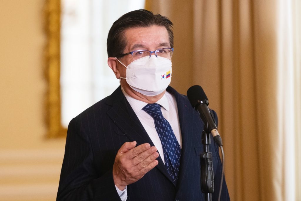 Lavado de manos y otras medidas podrán empezar a dejarse a un lado El desescalamiento de la pandemia en Colombia es una realidad. Además de iniciar el proceso para poner fin al uso obligatorio del tapabocas, el Ministerio de Salud también señaló que el país se puede empezar a despegar de medidas como el lavado constante de manos.