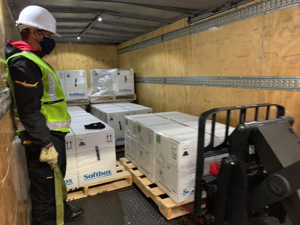 Llegaron otras 501.600 vacunas de Janssen a Colombia 3 Llegaron otras 501.600 vacunas de Janssen a Colombia Un nuevo lote de 501.600 dosis de la vacuna contra el Covid-19 del laboratorio Janssen arribaron al país en la noche de este martes, con el que el Gobierno Nacional espera seguir impulsando la ejecución del Plan Nacional de Vacunación.