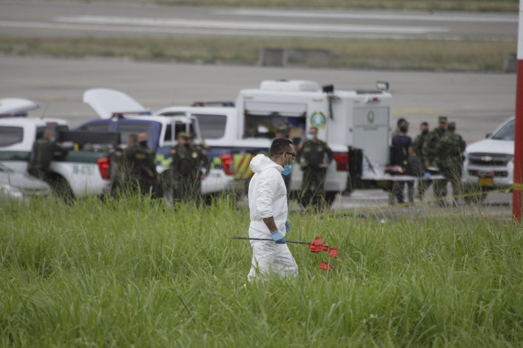 Expertos explosivistas mueren en ataque terrorista en Cúcuta 4 Expertos explosivistas mueren en ataque terrorista en Cúcuta Dos policías y un civil muertos, es el reporte preliminar que deja hasta este momento las explosiones que se presentó en la mañana de este lunes en el aeropuerto Camilo Daza de Cúcuta.