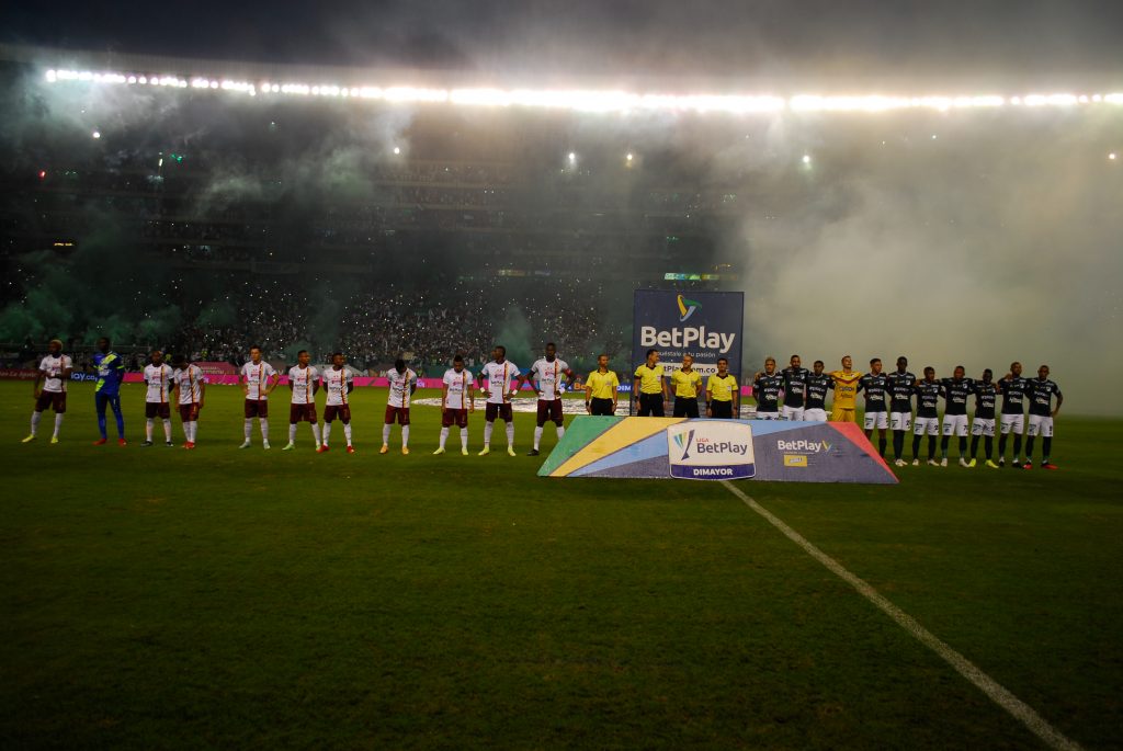 Por esta razón protestaron los jugadores del Cali y el Tolima en la final 1 Por esta razón protestaron los jugadores del Cali y el Tolima en la final Jugadores del Deportivo Cali y Deportes Tolima realizaron un acto de protesta en el comienzo de la gran final, ida, del fútbol colombiano en la cancha de Palmaseca.