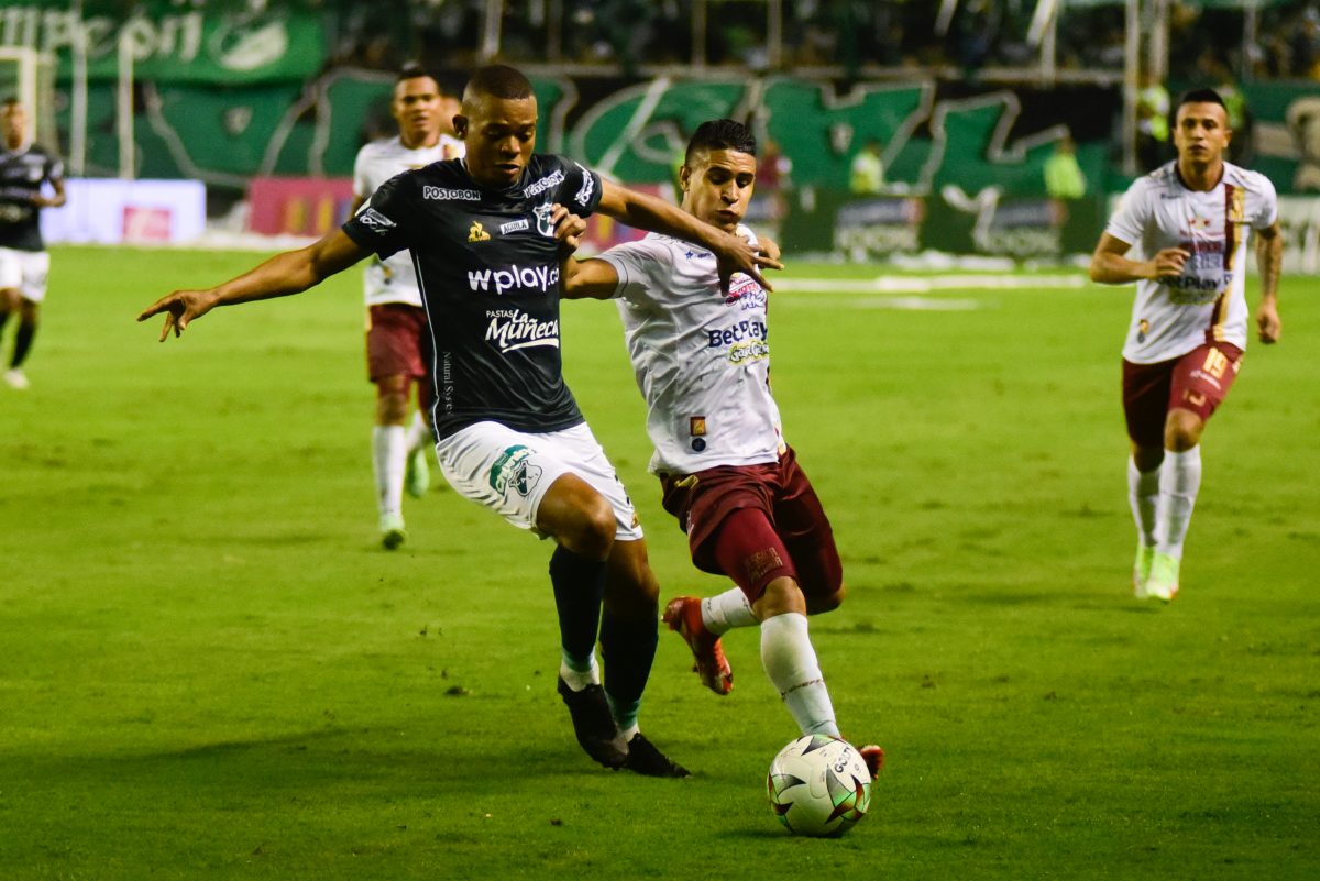 Tolima y Cali, a 90 minutos de alcanzar la estrella de Navidad 2 Tolima y Cali, a 90 minutos de alcanzar la estrella de Navidad A solo 90 minutos estamos de conocer al campeón del fútbol colombiano en el torneo Finalización de la Liga BetPlay 2021, que se resolverá esta noche (7:30 p. m.) con el partido de la gran final que disputarán el Deportes Tolima y el Deportivo Cali en el Estadio Manuel Murillo Toro de Ibagué.