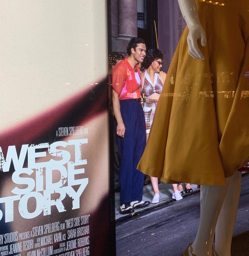 Bogotano se luce en película de Steven Spielberg David Granados billa con luz propia en Hollywood con su participación en 'West Side Story', la más reciente obra cinematográfica de Steven Spielberg.
