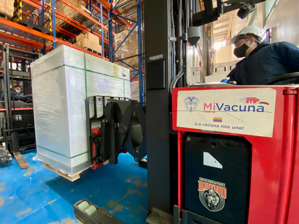 Llegaron 43.540 vacunas de Moderna para reemplazar dosis vencidas Colombia recibió en la mañana de este jueves un lote de 43.540 dosis de la vacuna Moderna, que llegaron para cambiar igual número de dosis que no pudieron aplicarse porque se vencieron.