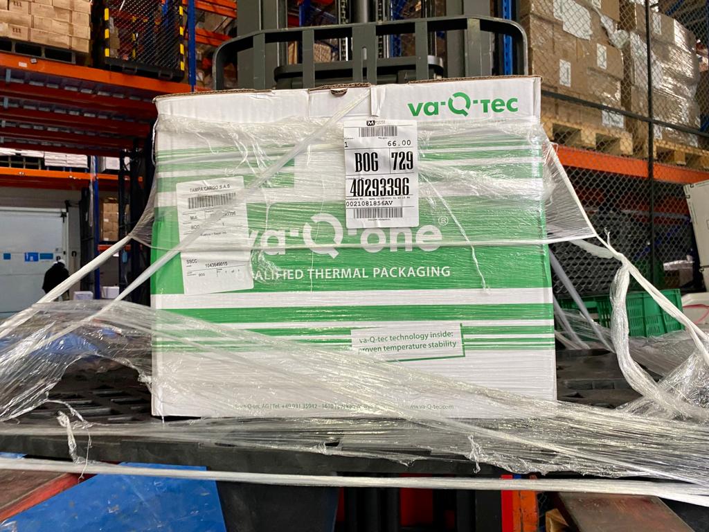 Llegaron 43.540 vacunas de Moderna para reemplazar dosis vencidas 1 Llegaron 43.540 vacunas de Moderna para reemplazar dosis vencidas Colombia recibió en la mañana de este jueves un lote de 43.540 dosis de la vacuna Moderna, que llegaron para cambiar igual número de dosis que no pudieron aplicarse porque se vencieron.