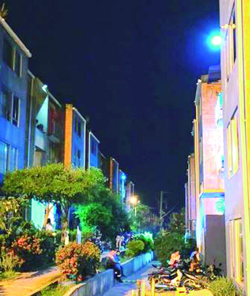 De un disparo en el rostro acabaron con Álvaro 2 De un disparo en el rostro acabaron con Álvaro En el instante en que Álvaro Roberto Barrero Gordillo, presidente encargado del barrio Valle del Sol (Girardot), se encontraba en el segundo piso, frente a la puerta de su apartamento al lado de su esposa, extraños sujetos rompieron los vidrios de su hogar, ubicado sobre la carrera 16 con calle 2.