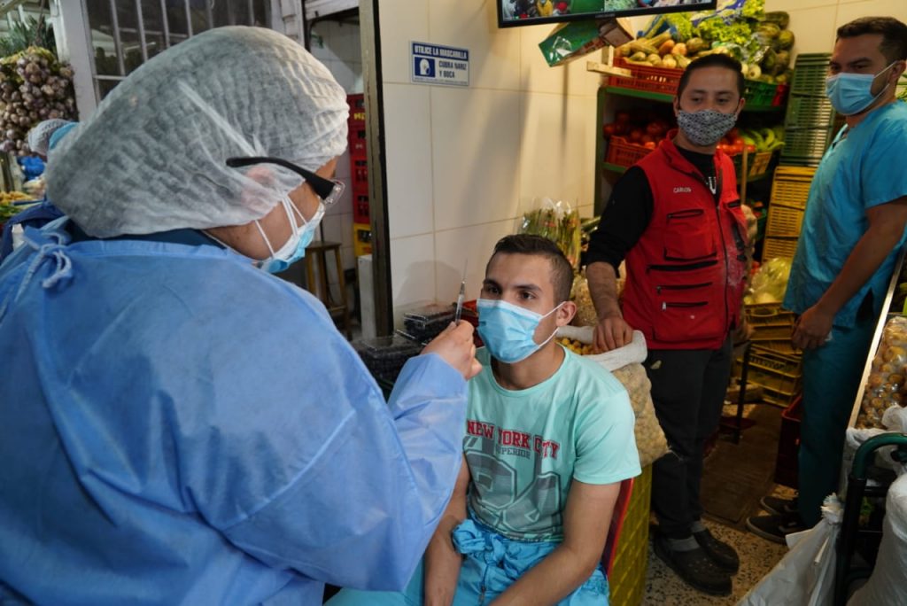 Así va el cuarto pico de la pandemia en Colombia 4 Así va el cuarto pico de la pandemia en Colombia El COVID-19 sigue en aumento en Colombia tras haberse multiplicado en cuestión de días los casos nuevos, relacionados con el aumento de interacciones sociales durante las festividades de Navidad y Año Nuevo y la circulación de la nueva variante Ómicron, que ya es dominante con apenas tres semanas de haberse detectado en el país.
