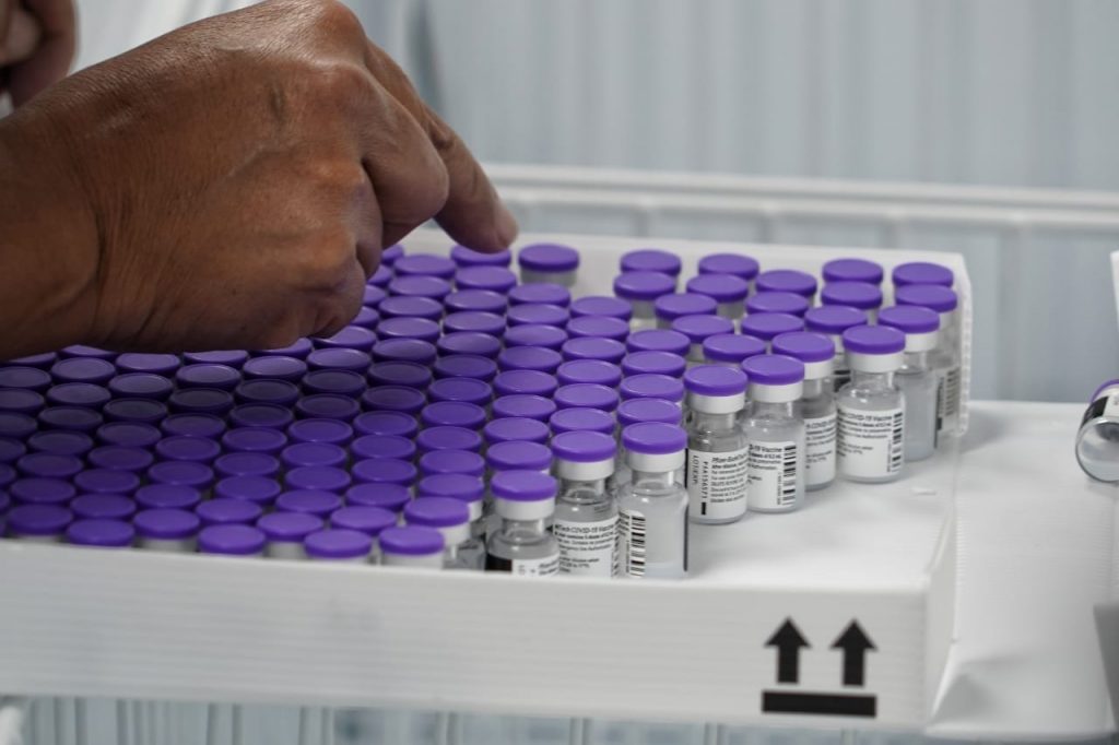 Secretaría de Salud alerta a los ciudadanos bogotanos por escasez de vacunas 4 Secretaría de Salud alerta a los ciudadanos bogotanos por escasez de vacunas La Secretaría Distrital de Salud informó a toda la ciudadanía que actualmente hay una baja disponibilidad de vacunas contra el Covid-19 de los farmacéuticos de Pfizer, Moderna y AstraZeneca. Actualmente continúa la espera por nuevas entregas de vacunas que, según el Gobierno Nacional, son un pedido fundamental para que continúe el proceso de inmunización.