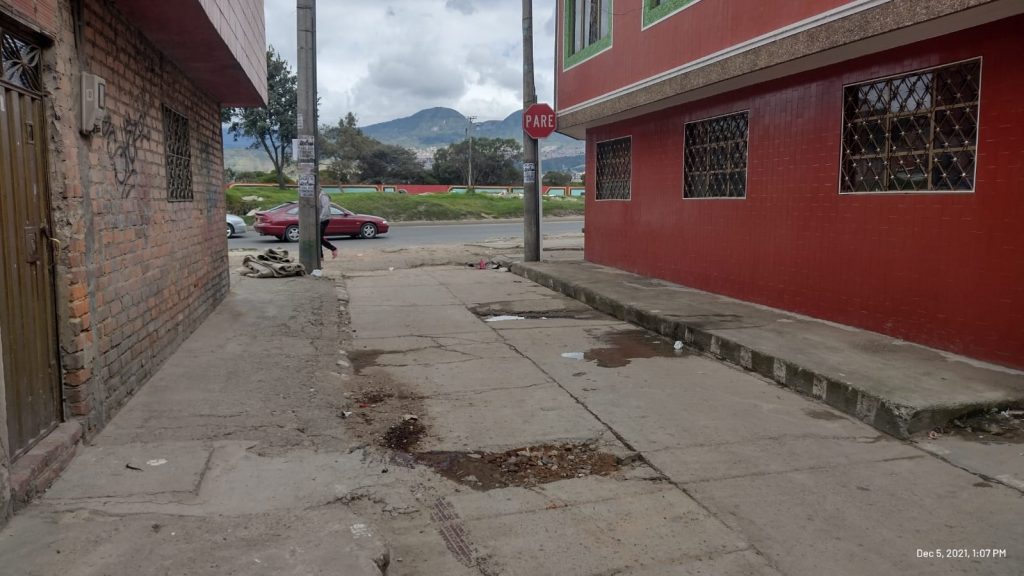 Homicidio de un hombre en el barrio Alameda “¡Dónde está, dónde está!”, fue lo que llegó preguntando un policía a la dueña de un bar del barrio Alameda en Ciudad Bolívar, la madrugadade ayer. La mujer sin saber de qué hablaba se vino enterando de que habían baleado hacía unos minutos a un muchacho en la esquina. Las patrullas inundaron una cuadra completa y corroboraron las alertas que habían recibido.