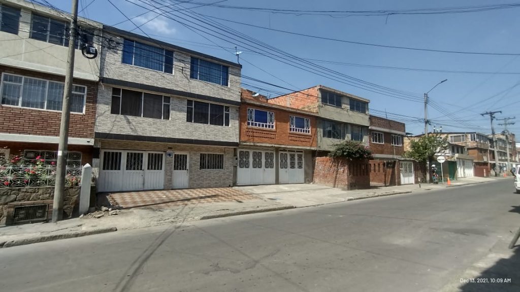 Asesinaron a bala en Kennedy a dueño de 20 taxis Como cada domingo, Óscar Eduardo Moreno Correa se encontraba reunido con su flota de taxis y su familia realizando las cuentas del trabajo de la semana, y de paso, departiendo con los suyos en un asado. Pero todo lo anterior se tornó rápidamente en tragedia cuando un sicario llegó a la cuadra y le dio un tiro al hombre de 46 años por la espalda.