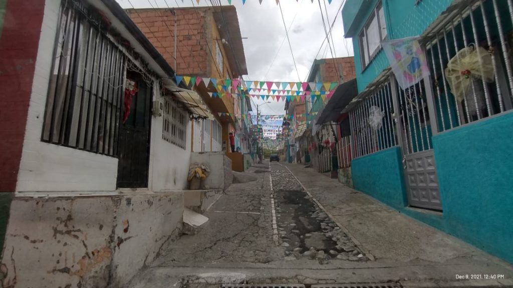 De puñalada, Andrés fue asesinado por su cuñado en Usme Caminando despacio, así salió un hombre de una vivienda del barrio Olivares (Usme) luego de haber apuñalado brutalmente a un allegado en medio de una riña familiar que se presentó en la tarde de este miércoles. Muy campante, el señalado de provocarle la muerte a su propio cuñado, huyó del sitio dejando una triste escena en la casa donde ocurrió el fatal despelote.