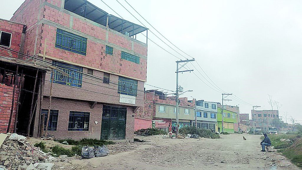 Acribillan a joven dentro de casa en Bosa Un pasillo silencioso, el lago hemático y el cuerpo inerte de un joven de 34 años de edad fue la escena que quedó de un cruento asesinato ocurrido la noche de este martes en la localidad de Bosa.
