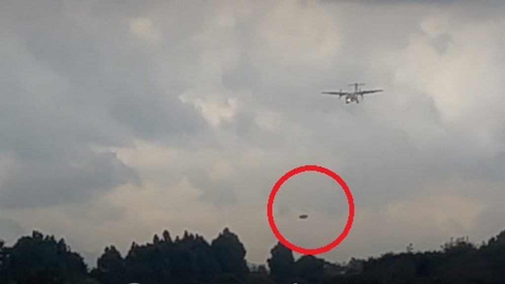 César Escola volvió a hablar de objetos voladores extraños en El Dorado 3 César Escola volvió a hablar de objetos voladores extraños en El Dorado César Escola, argentino radicado desde hace varios años en el país y que actualmente es jurado en el programa 'Yo me llamo' junto a Amparo Grisales y Jeisson Jiménez, hace algunos días sorprendió a sus seguidores en las redes sociales al asegurar que había visto un objeto volador extraño en el aeropuerto El Dorado. En ese video habló de lo que captó desde su teléfono móvil desde la ventanilla de un avión. Pero la cosa no paró allí y en las últimas horas nuevamente volvió a afirmar que había visto otro objeto raro en la misma grabación.