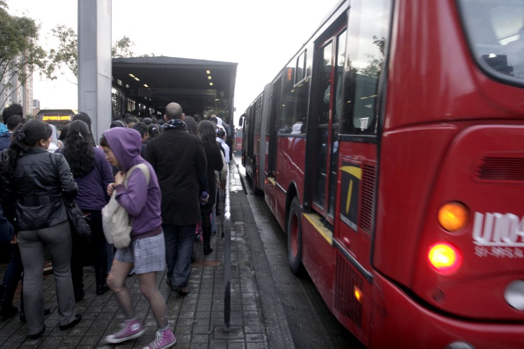 Al parecer por una afección cardiaca murió pasajero de TM 4 Al parecer por una afección cardiaca murió pasajero de TM Esta mañana un hecho de muerte causó conmoción en una estación de TransMilenio de la troncal de Las Américas, pues un hombre se desplomó ante la mirada desconcertada de cientos de usuarios que buscaban llegar a sus sitios de trabajo.