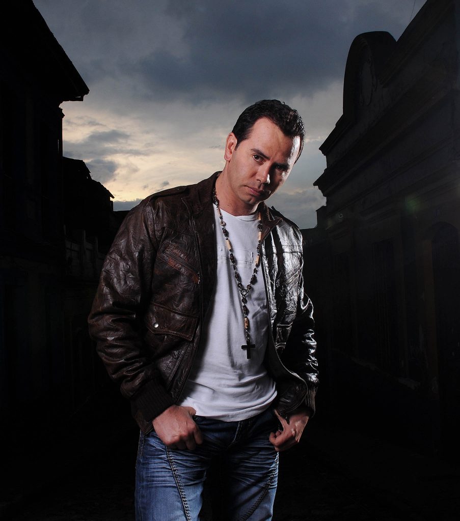 Jhonny ya no es mujeriego, pero tampoco vive en la tusa 1 Jhonny ya no es mujeriego, pero tampoco vive en la tusa No es raro que Jhonny Rivera estrene canción. Tampoco lo es que paralelo a su música popular saque un tema tropical para poner a bailar y gozar.