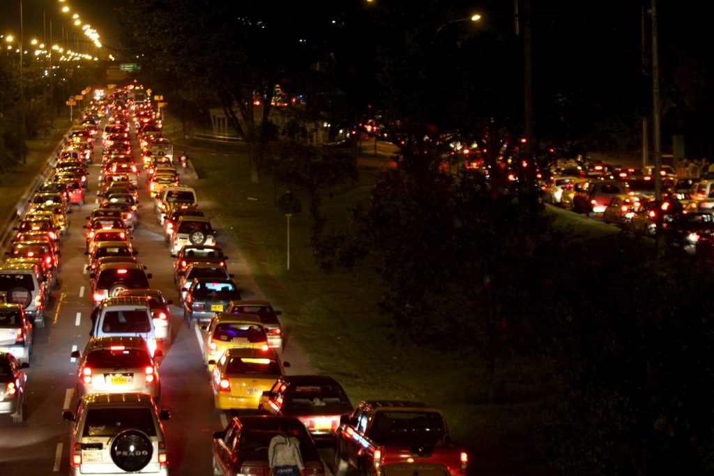 Pico y placa se mantendrá sin receso a final de año En las últimas horas la alcaldesa de Bogotá, Claudia López, anunció que la medida de pico y placa se mantendrá durante la última semana de diciembre, y quienes deseen sacar su carro en los días que le toque la restricción, podrán pagar para estar exentos.