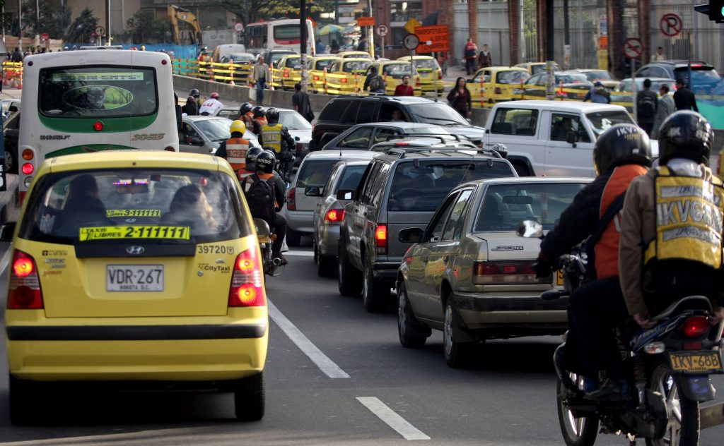 En 2022 los lunes festivos habrá pico y placa para entrar a Bogotá Tras reunirse este miércoles con Nicolás García, gobernador de Cundinamarca, así como con alcaldes y secretarios de Tránsito y Movilidad de los municipios vecinos de Bogotá, la alcaldesa Mayor, Claudia López, acaba de anunciar que en la capital habrá pico y placa los lunes festivos en las nueve entradas a la ciudad.