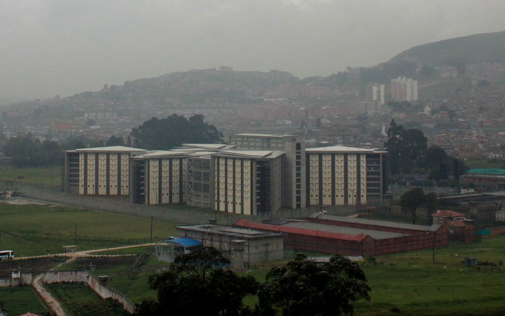 Se fugaron dos presos de la cárcel La Picota Este jueves la fuga de dos presos sorprendió en Bogotá, pues los hechos, según lo confirmó el Instituto Nacional Penitenciario y Carcelario (Inpec), ocurrieron en la madrugada en la cárcel La Picota.