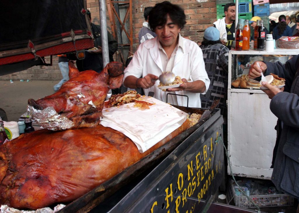 Por aumento en precio del cerdo, la lechona está por las nubes Varias comidas que son típicas de diciembre, como el buñuelo y la natilla han subido sus precios, y parece que la lechona no se queda atrás.