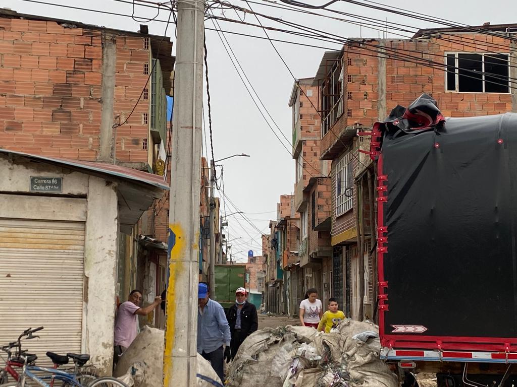 Acribillan a joven dentro de casa en Bosa 1 Acribillan a joven dentro de casa en Bosa Un pasillo silencioso, el lago hemático y el cuerpo inerte de un joven de 34 años de edad fue la escena que quedó de un cruento asesinato ocurrido la noche de este martes en la localidad de Bosa.