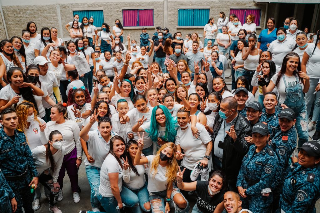 Karol G alegró a reclusas de la cárcel El Pedregal con su voz 2 Karol G alegró a reclusas de la cárcel El Pedregal con su voz Karol G sorprendió a las mujeres que se encuentran privadas de la libertad en la cárcel El Pedregal, en Medellín, al asistir en compañía de la actriz Johana Bahamón, quien le hizo la invitación para regalarles un momento de alegría.